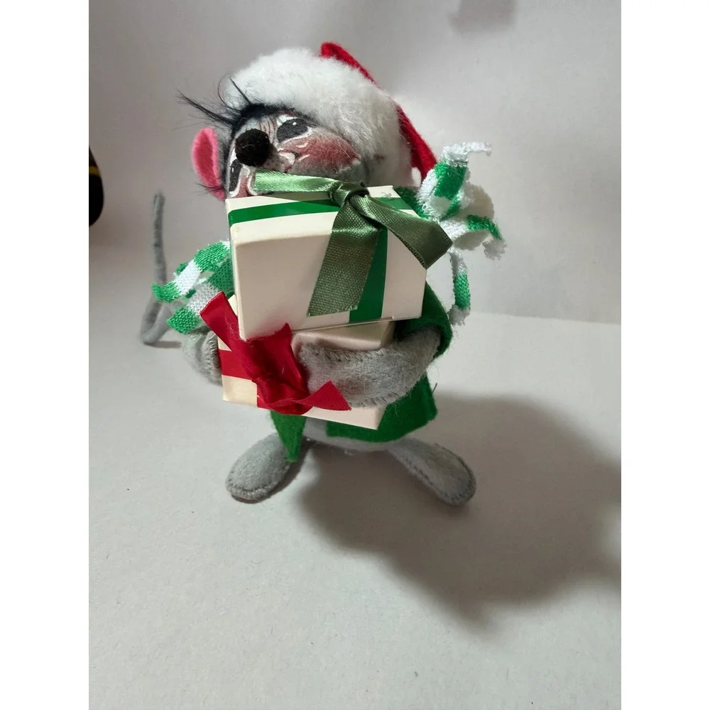 Annalee Mobilitee 1990 Christmas Mouse with‎ Gifts 6 inch Vintage Felt Doll USA
